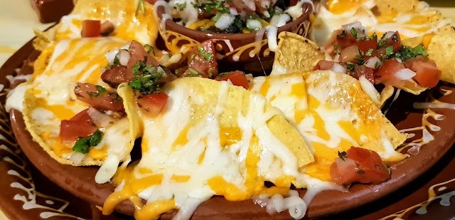 Nachos con doble queso cheddar y pico de gallo
