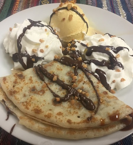 Crepe con helado, nata y chocolate