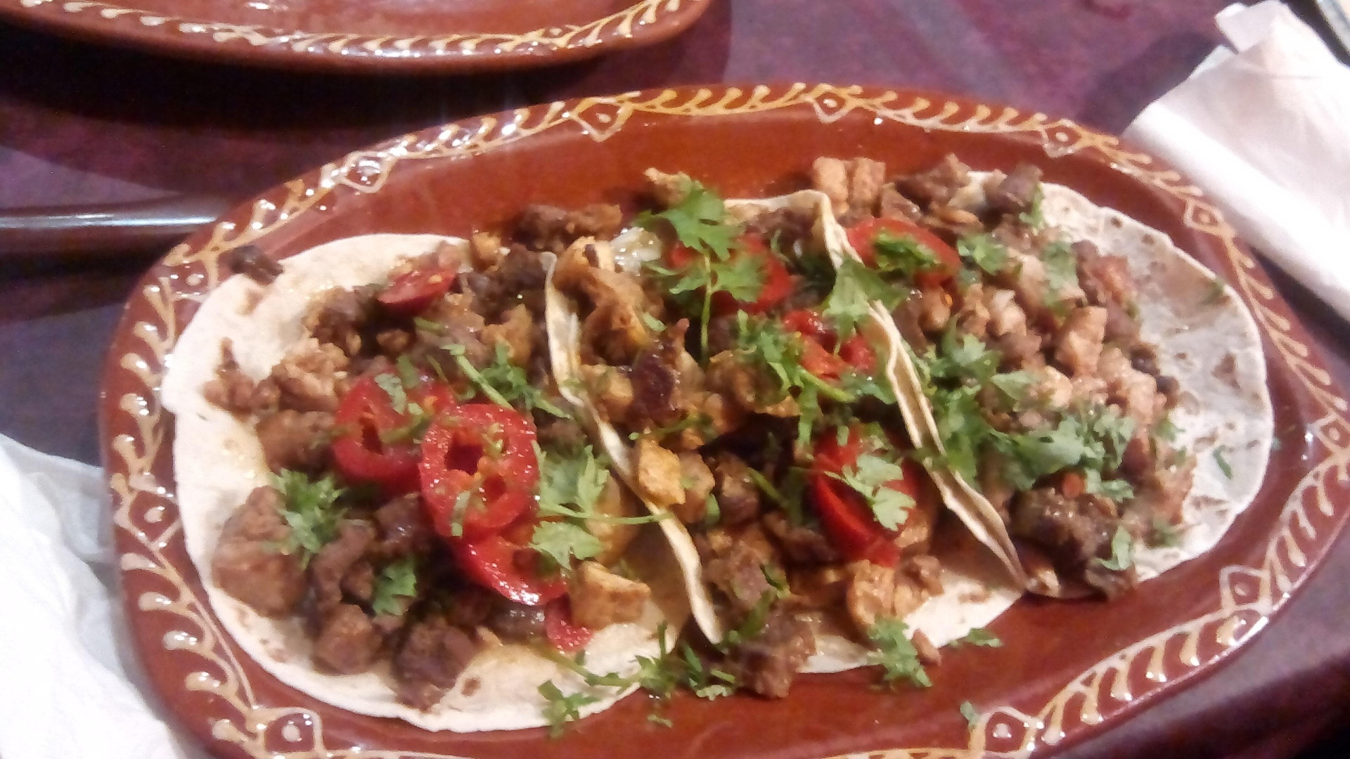 Tacos con carne, cilantro fresco y chile rojo
