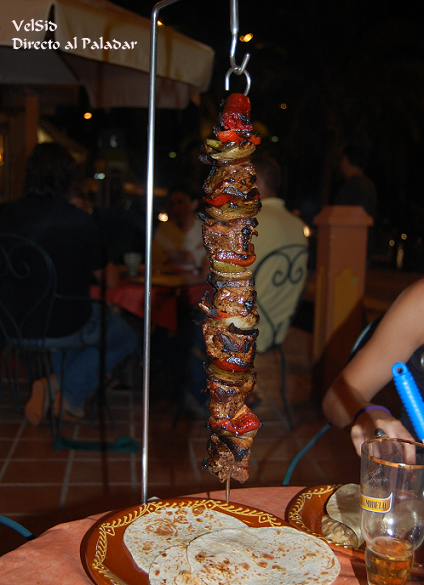 Composición de tacos, nachos, brocheta y Coronita