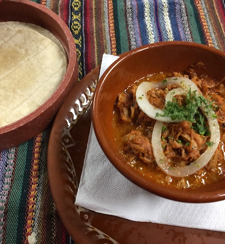 Cochinita pibil con cebolla morada