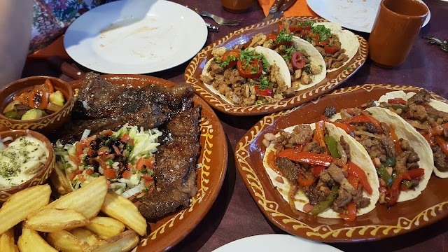Mesa con arrachera, tacos y fajitas para compartir