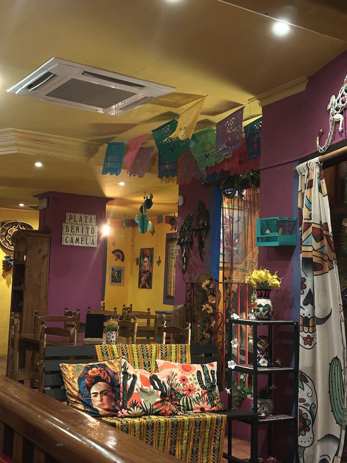 Interior colorido de La Hacienda del Mexicano