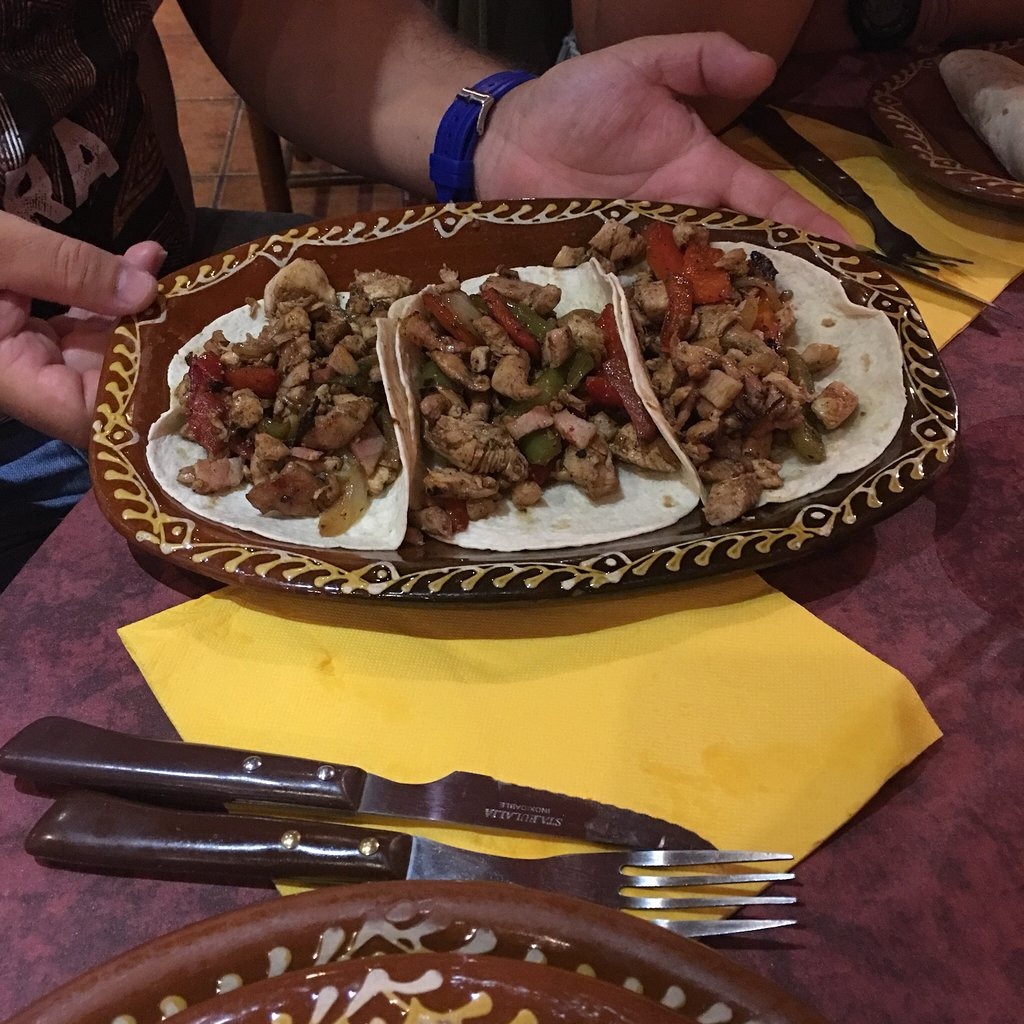 Tacos de pollo con pimientos y beicon