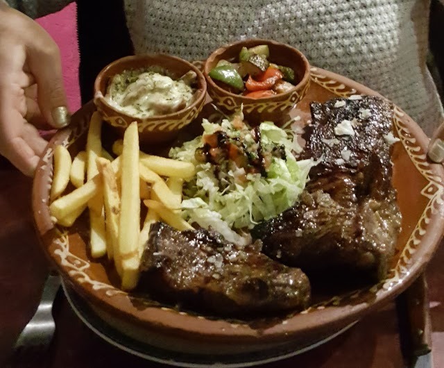 Arrachera a la parrilla con patatas, salsas y ensalada