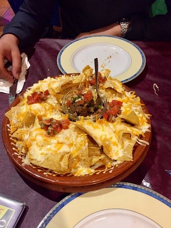Nachos con queso fundido y pico de gallo