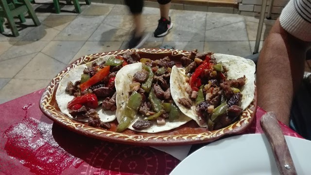 Tacos de ternera con pimientos y cebolla