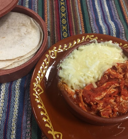 Tinga de pollo con tortillas de trigo
