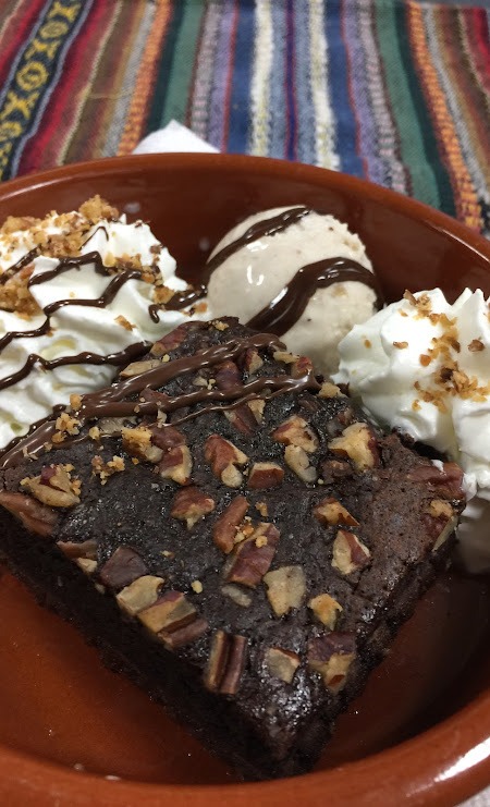 Brownie con nueces, helado y nata