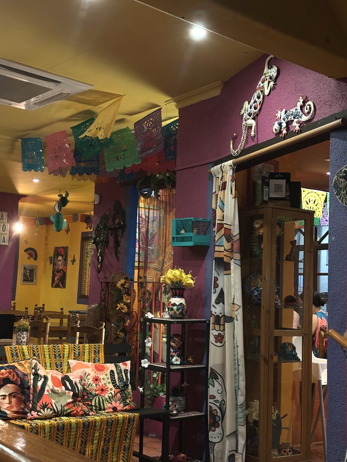 Salón principal con decoración tradicional mexicana