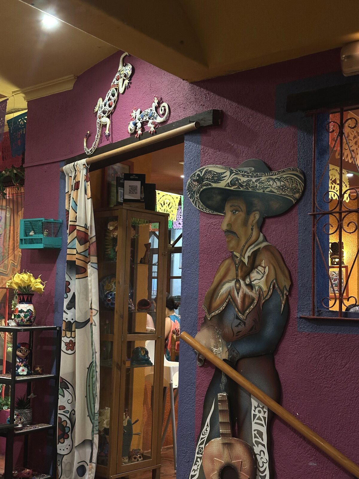 Figura de charro y entrada al salón del restaurante