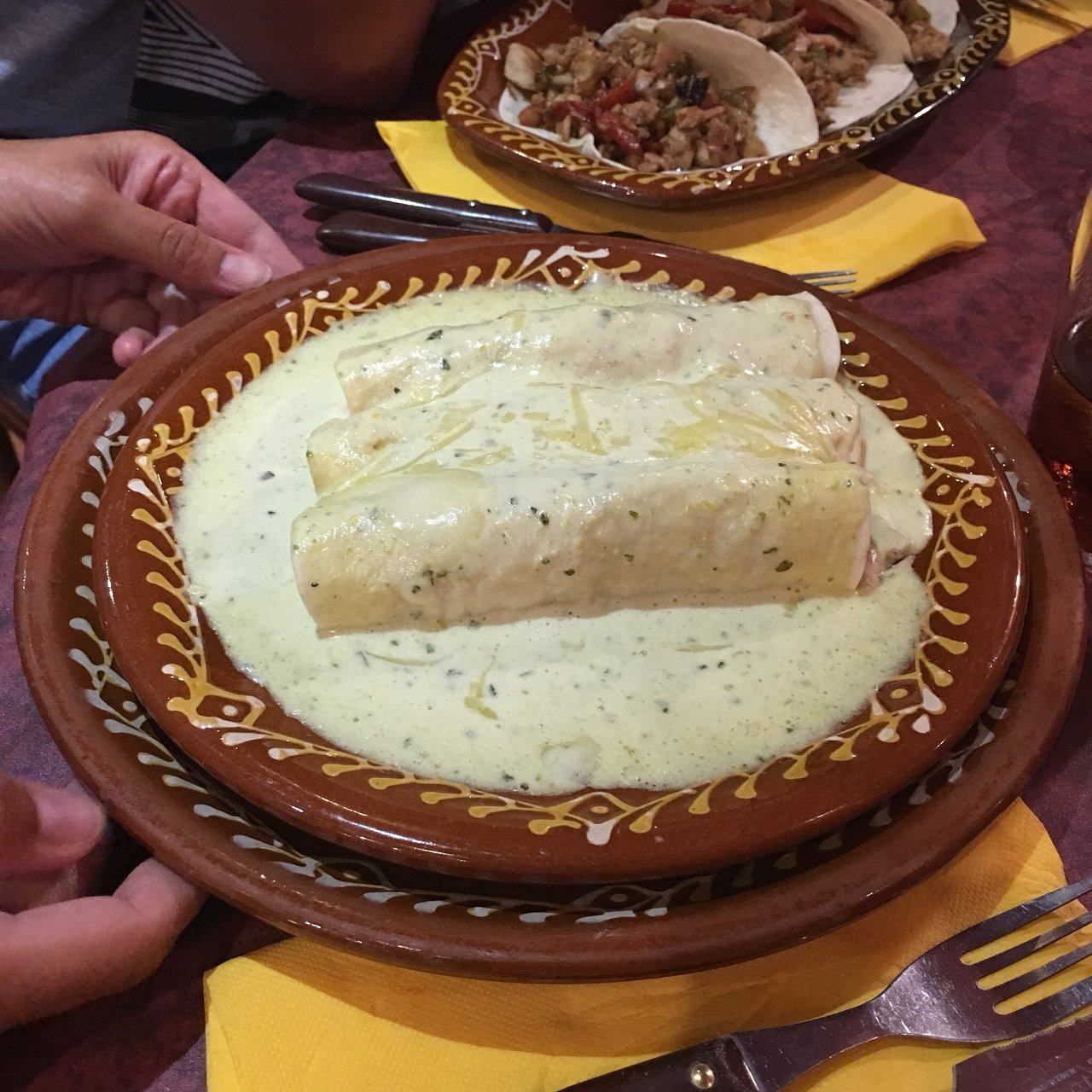 Enchiladas suizas bañadas en salsa verde con queso