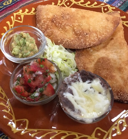 Empanadas mexicanas con guacamole y frijoles
